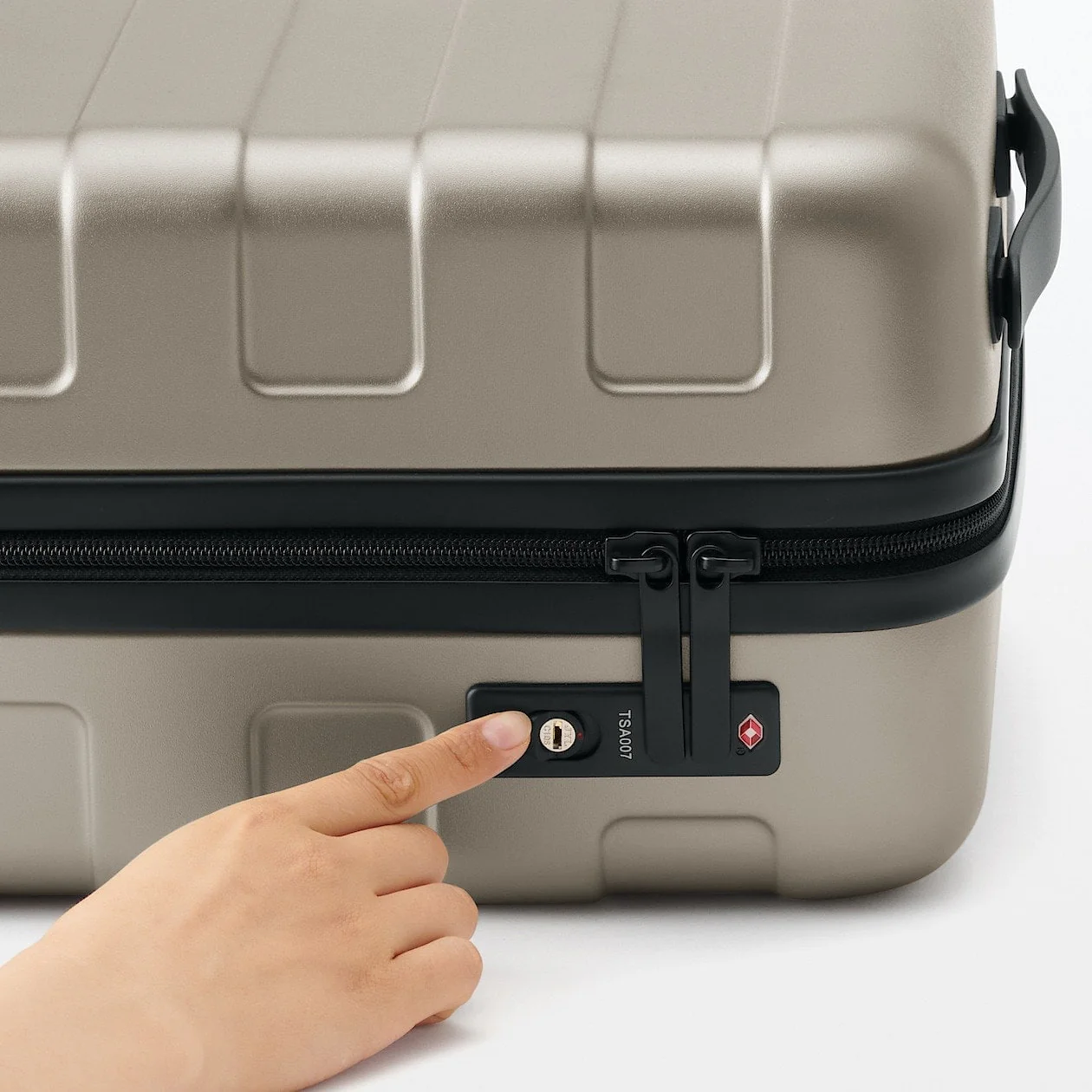 Hard Shell Suitcase - 20L (47cm) - Beige - Image 10