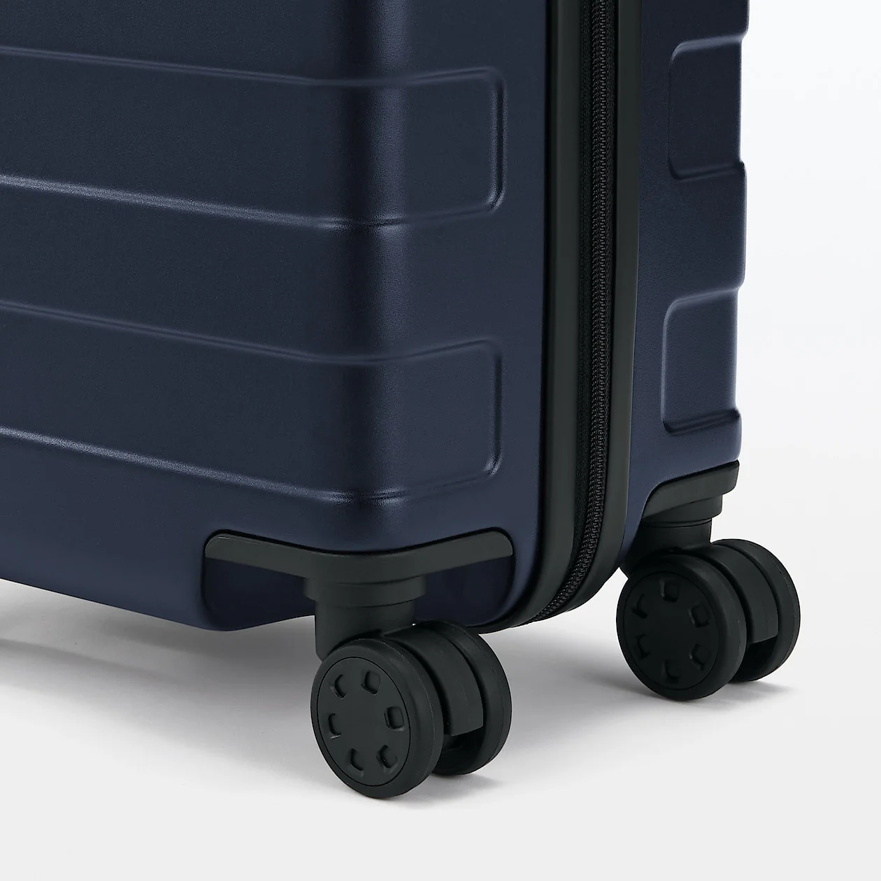 Hard Shell Suitcase - 20L (47cm) - Image 44