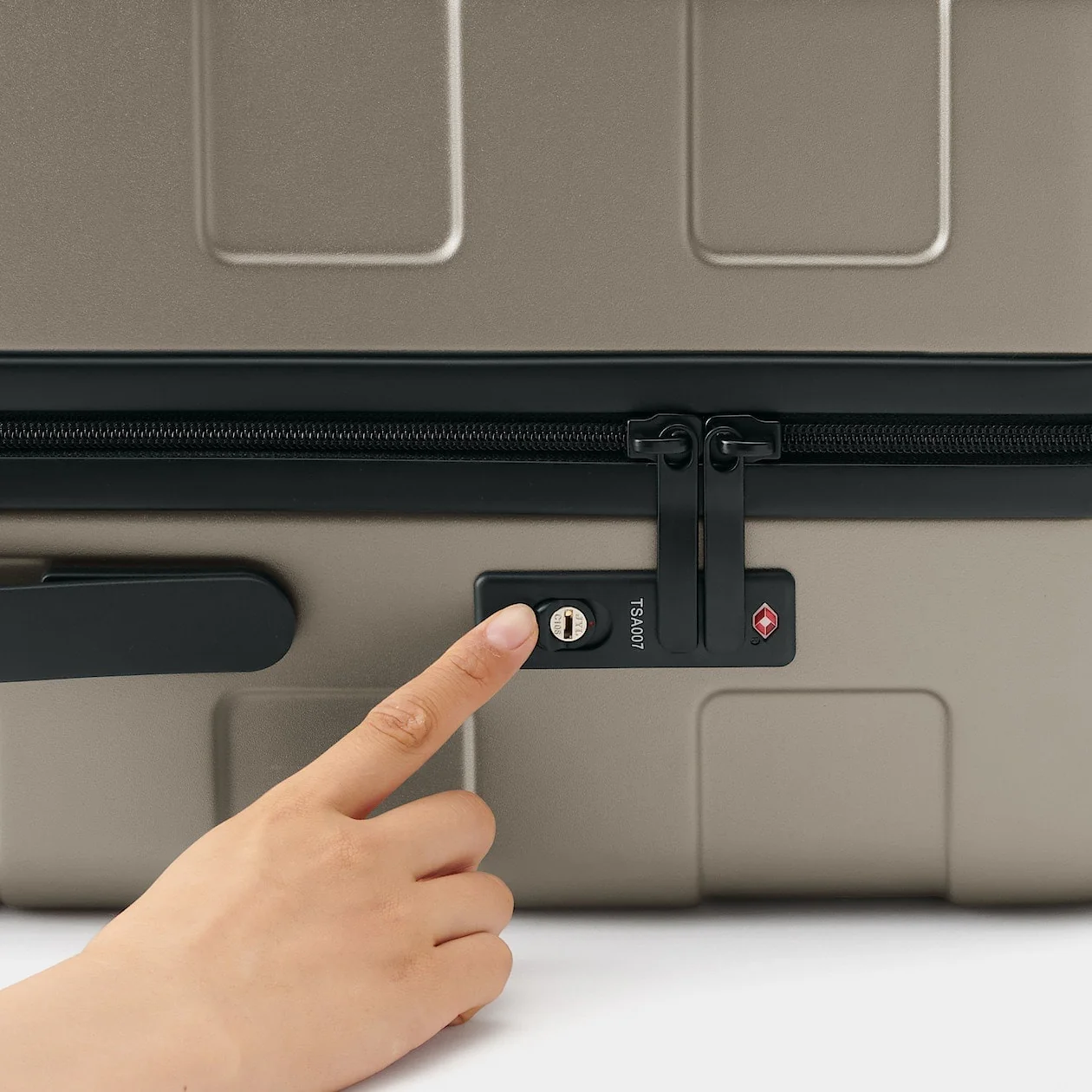 Hard Shell Suitcase - 75L (71.5cm) - Image 101