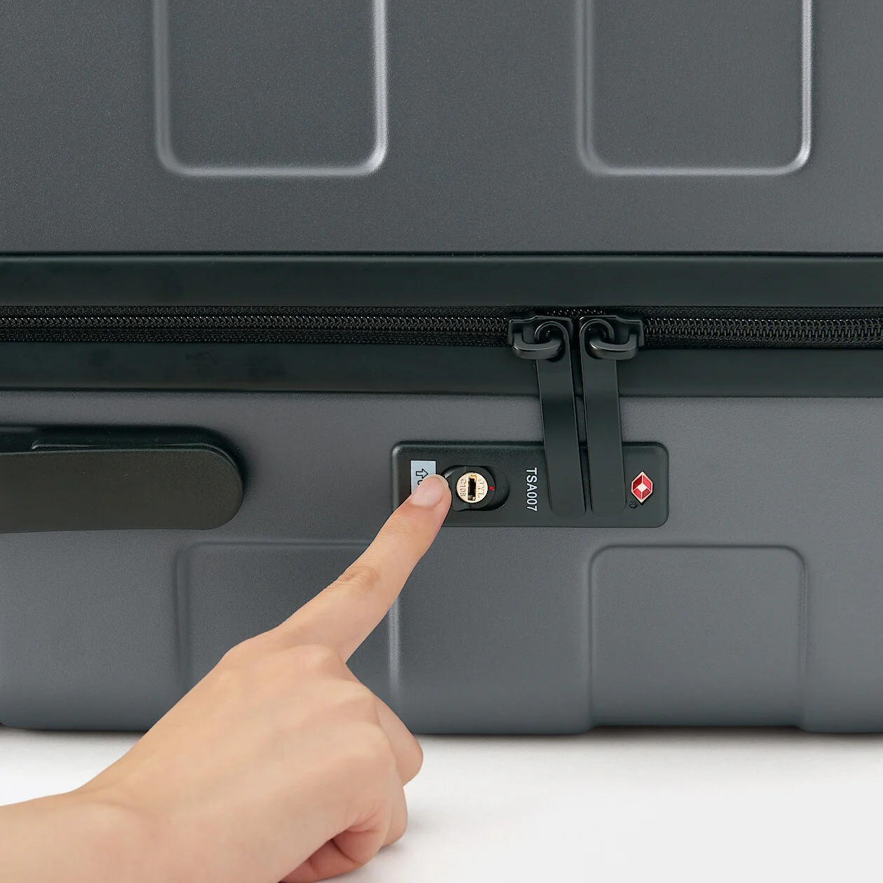 Hard Shell Suitcase - 75L (71.5cm) - Image 76