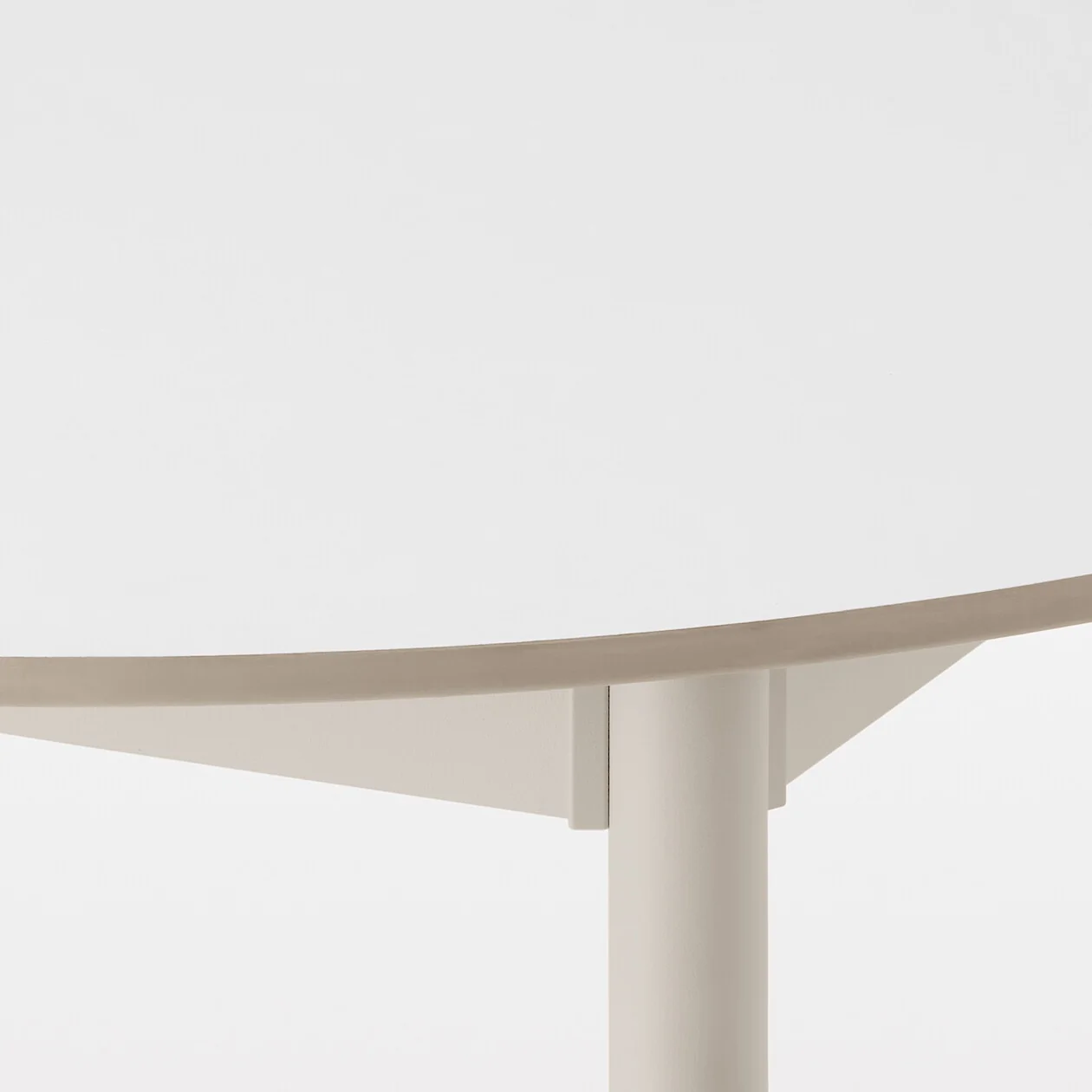 Indoor/Outdoor Round Table with Aluminium Legs - Image 12