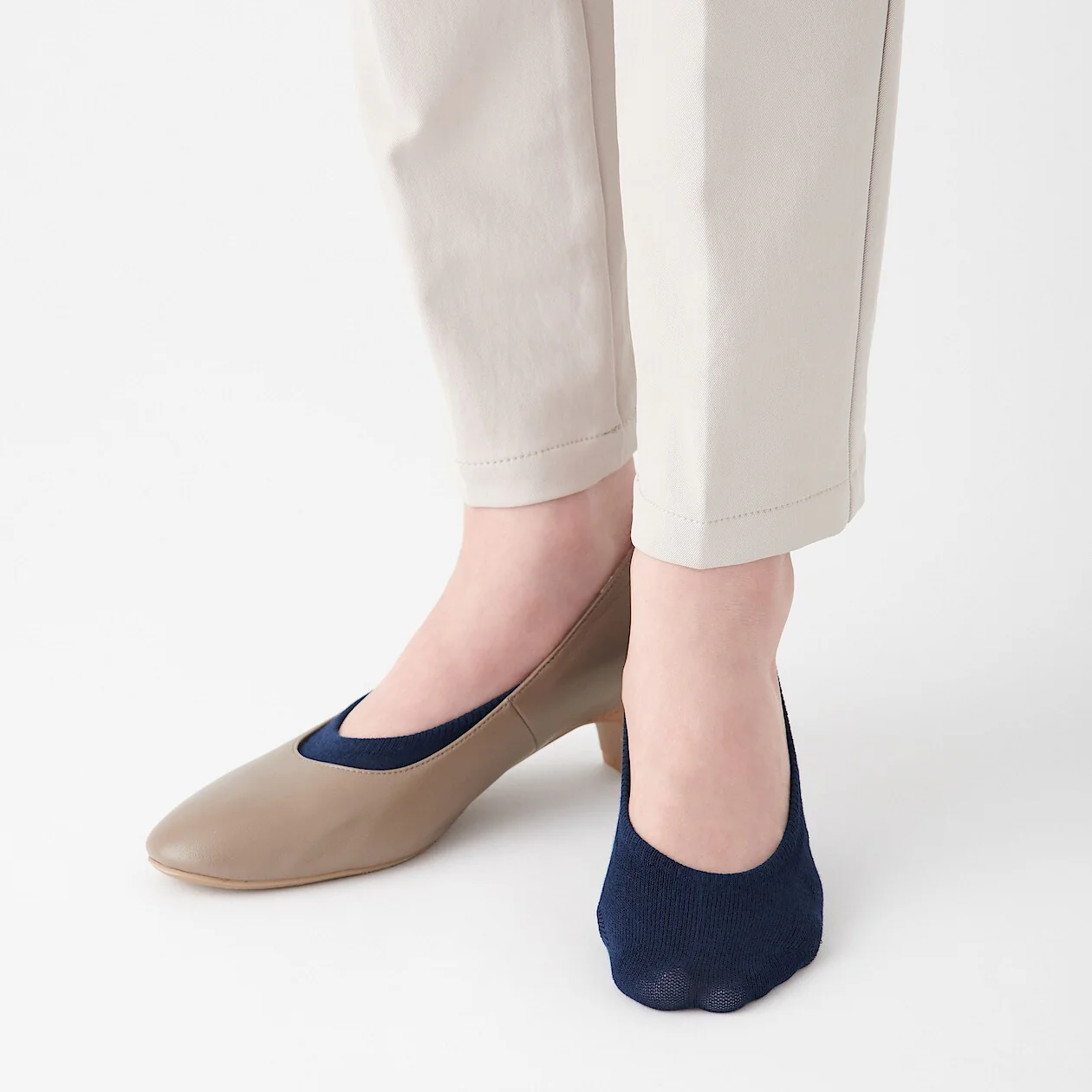 Non-Slip Wide Fit Cotton Blend No-Show Socks - Image 3