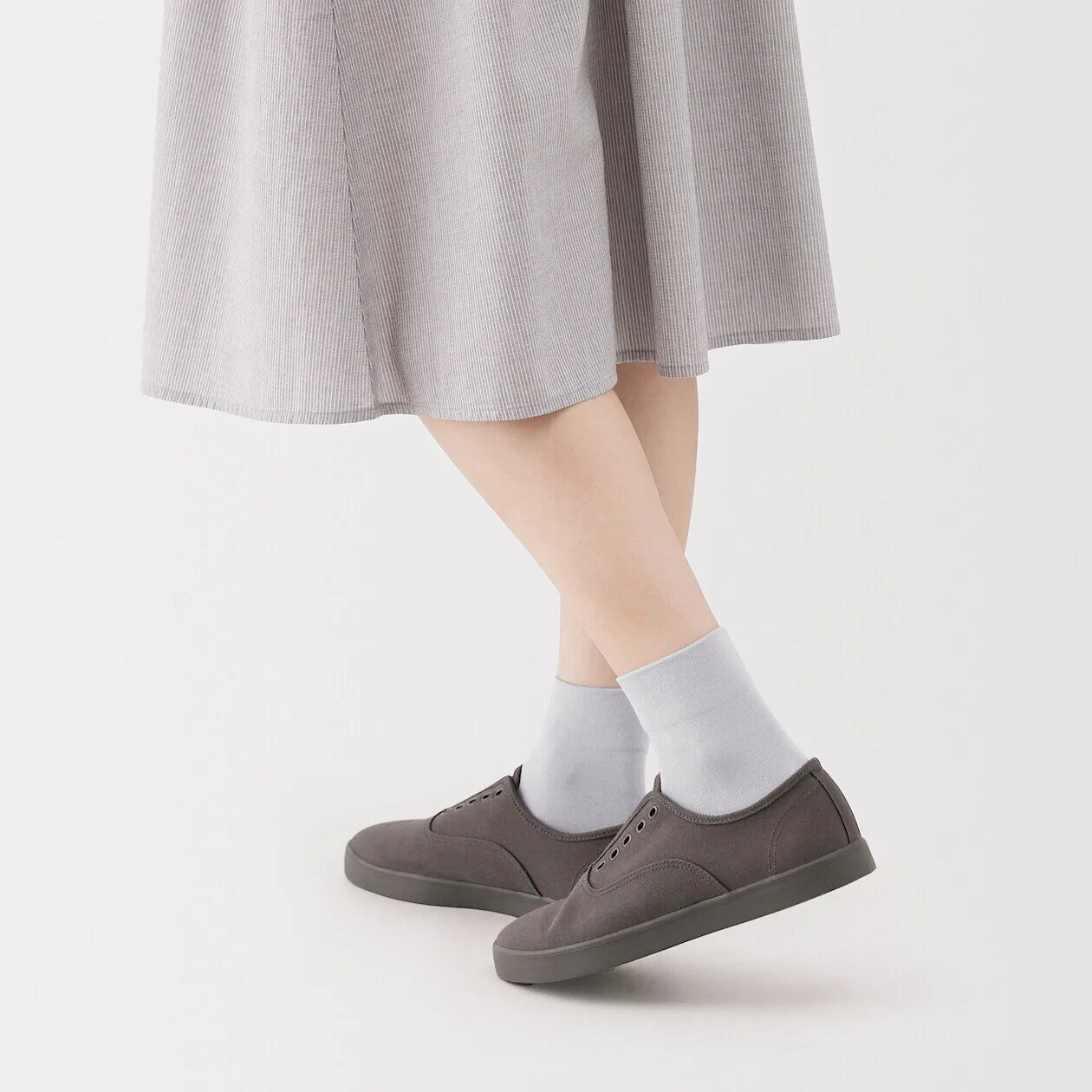 Right Angle Rayon Blend Loose Top Short Socks - Image 15